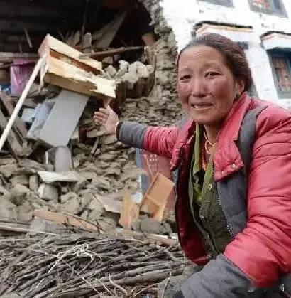 定日，破晓之光
文/小李滔滔

大地在一瞬崩塌
山河破碎，泪浸万家
生命的烛光于