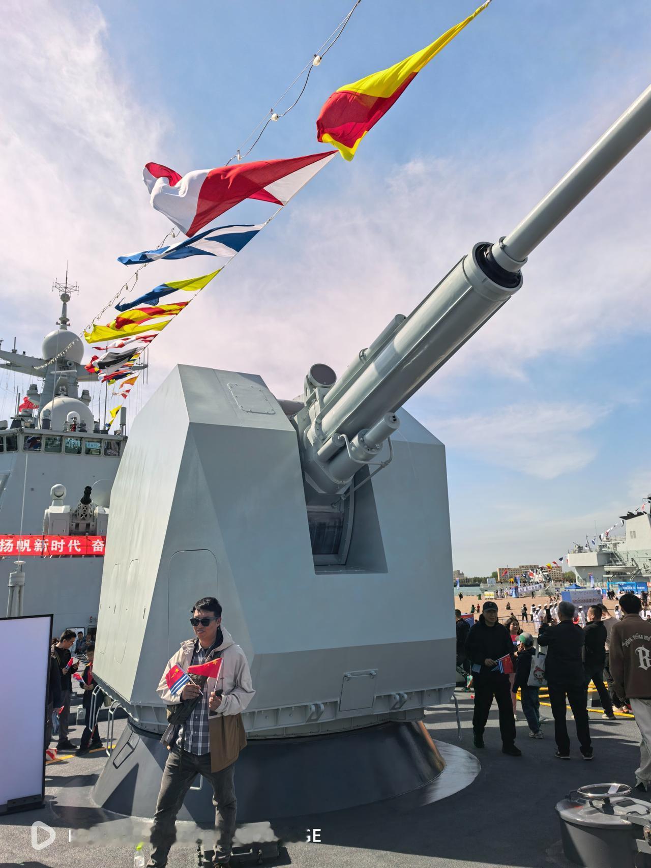 052D的H/PJ-45A型130主炮只有站到跟前才知道到底有多大，借路人当个参