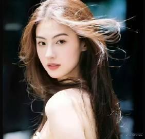 张柏芝不愧是上天赏吃的漂亮饭 年轻时灵动得像闪烁的星子，中年时妩媚得好似温润的玉