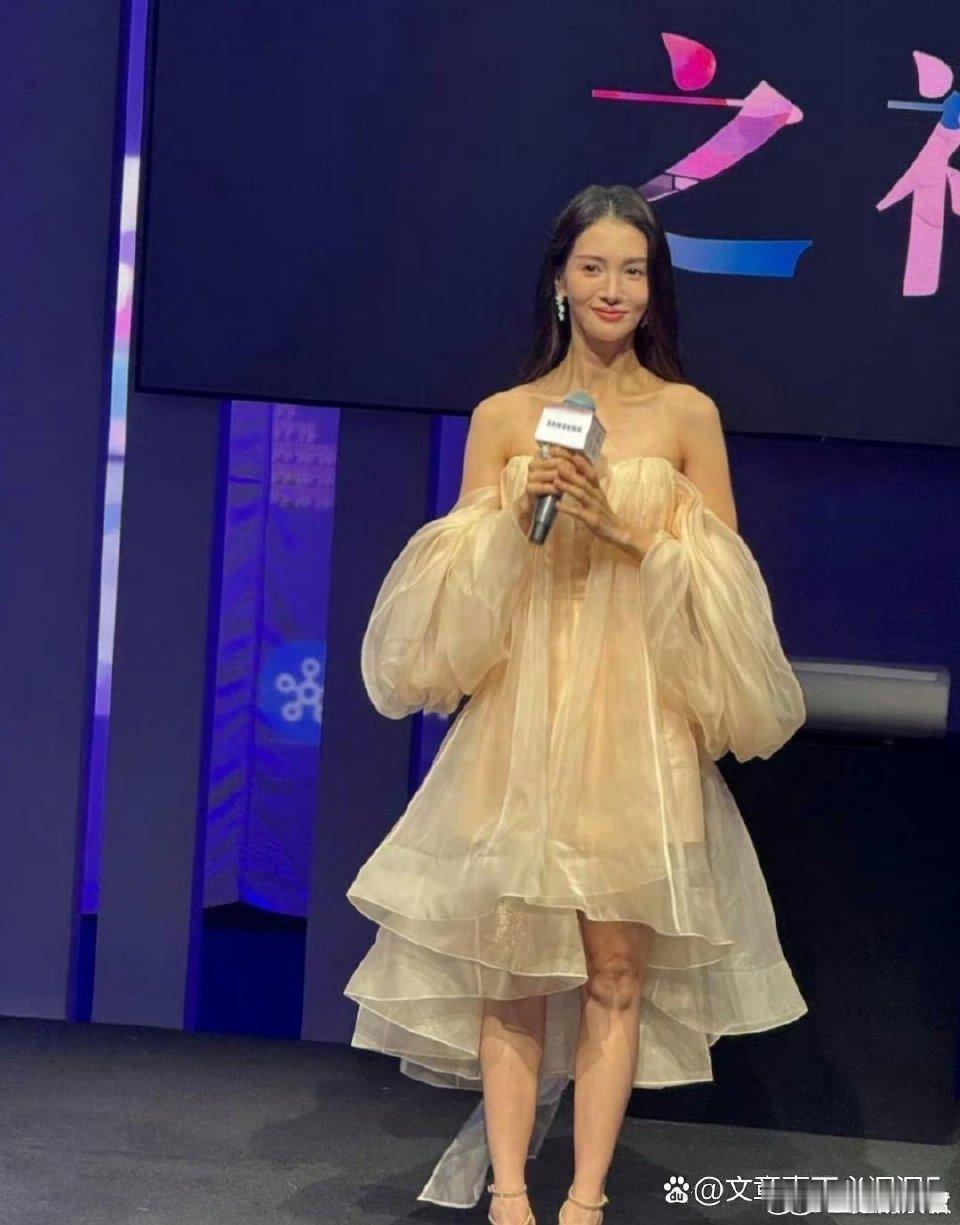 金晨的脖子看起来有点长，真是让人印象深刻啊 