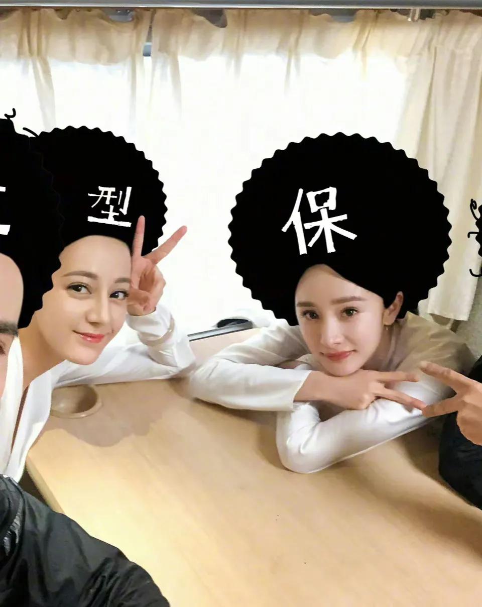 迪丽热巴连续十一年为杨幂庆生冲上了热搜，昨天杨幂生日迪丽热巴又卡点为杨幂庆生了，