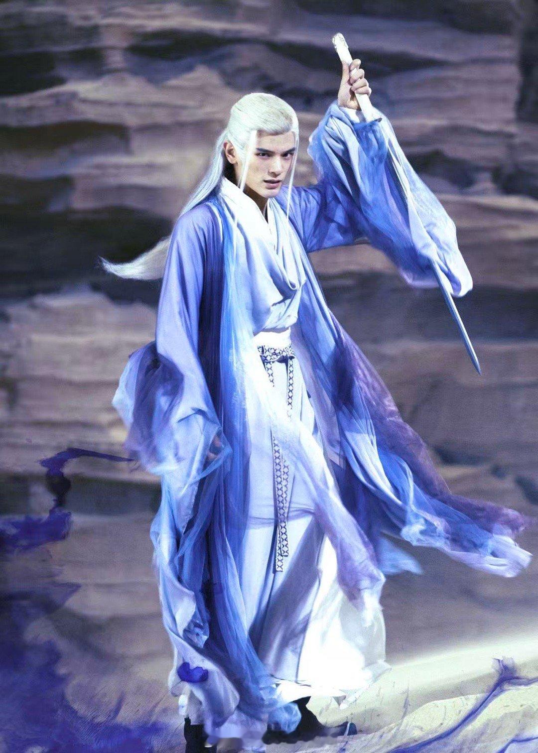 惊艳过内娱的白发男主姚弛也太会驾驭造型了吧！轩辕离歌的白发造型一出场就让人难忘，