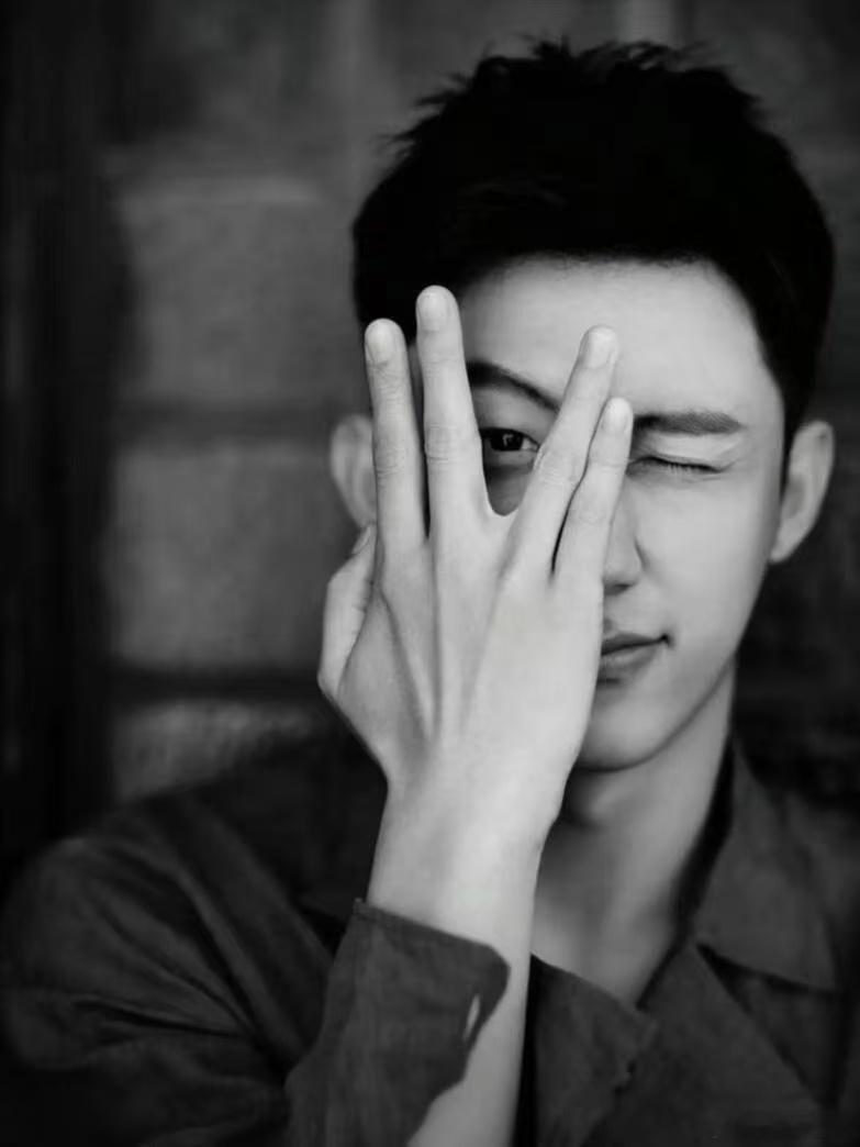 黄景瑜觉醒之重启唯一领衔主演觉醒之重启 很少见到这种跨年代时空向的科幻悬疑剧本，