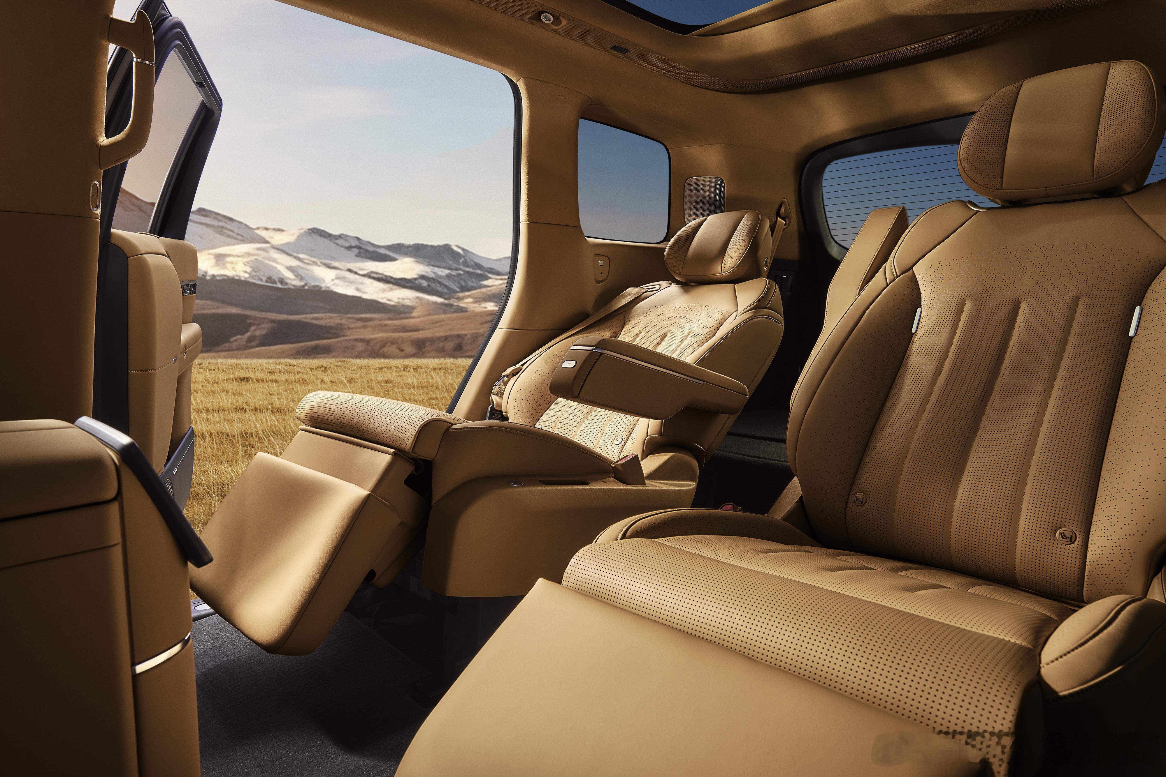 这几张图还是拍出了向往感，每一排都能躺，无论是0重力座椅的简单躺还是当床车铺平了