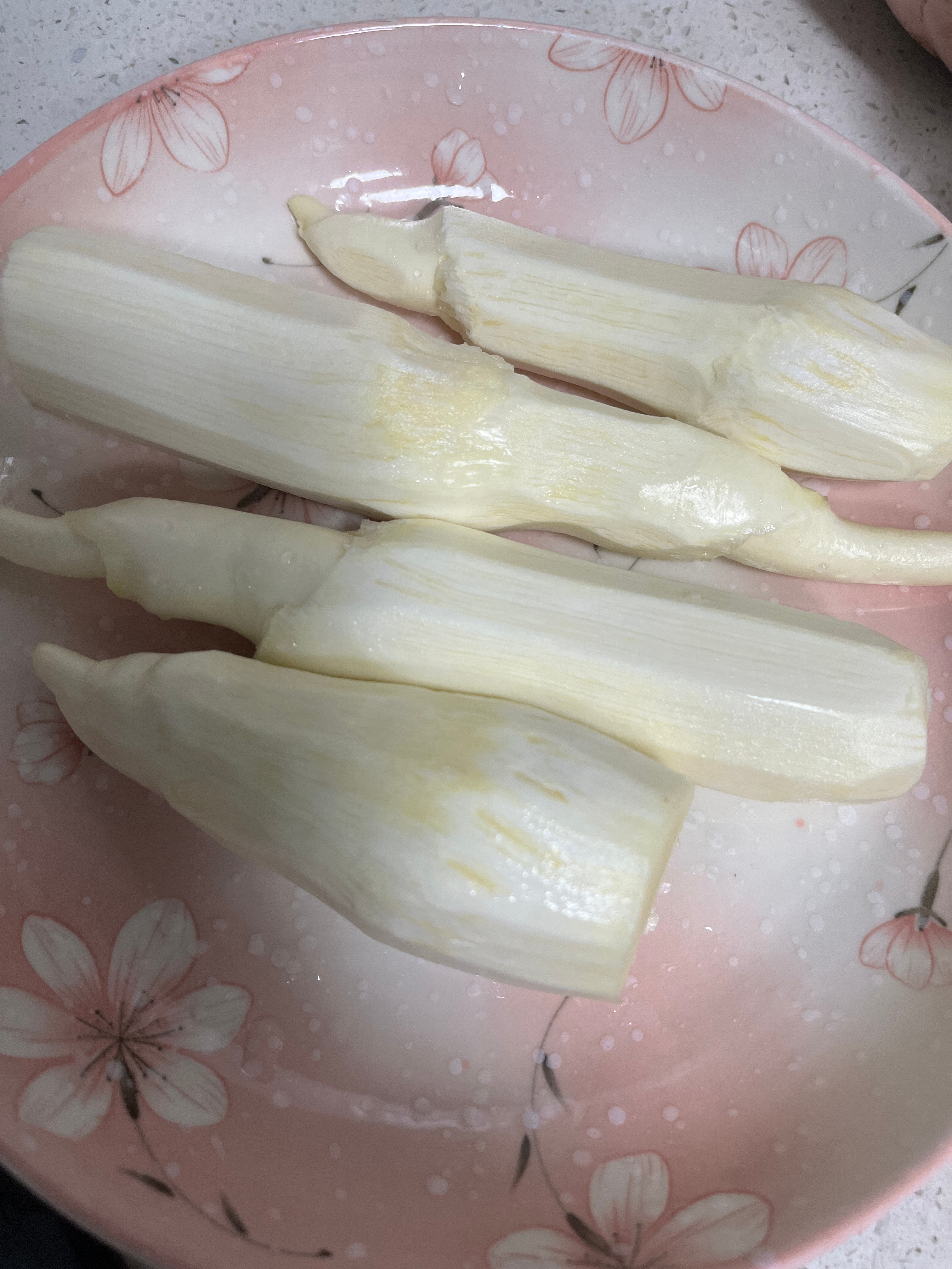 上门做饭之B家Day14娃娃菜西红柿炒粉丝茭白炒五花肉以前没想过给茭白去皮。昨天