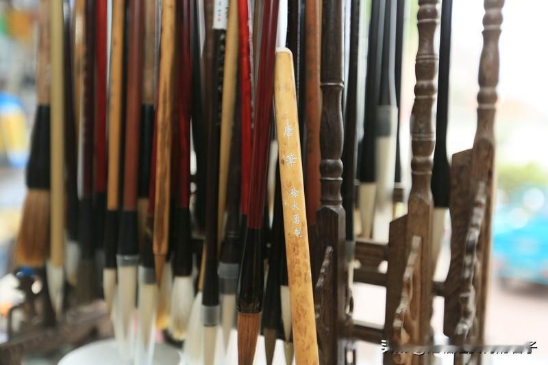 上联“提笔四顾天地窄”，很有那种文人挥毫时，心游万仞、睥睨天地的气势。我觉得下联