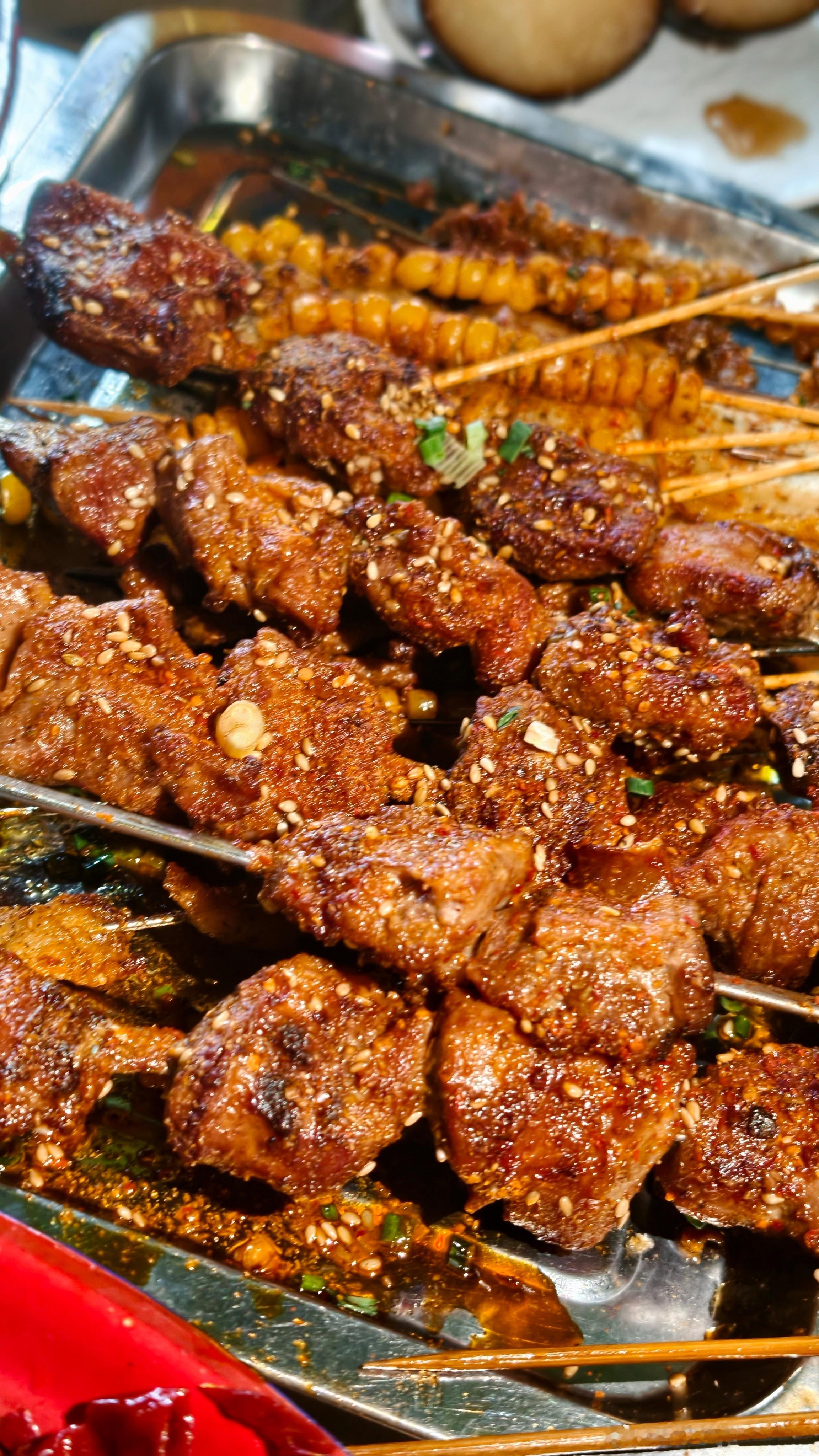闺蜜局标配：小龙虾、烤串、冰啤酒，快乐拉满🦞🍺 