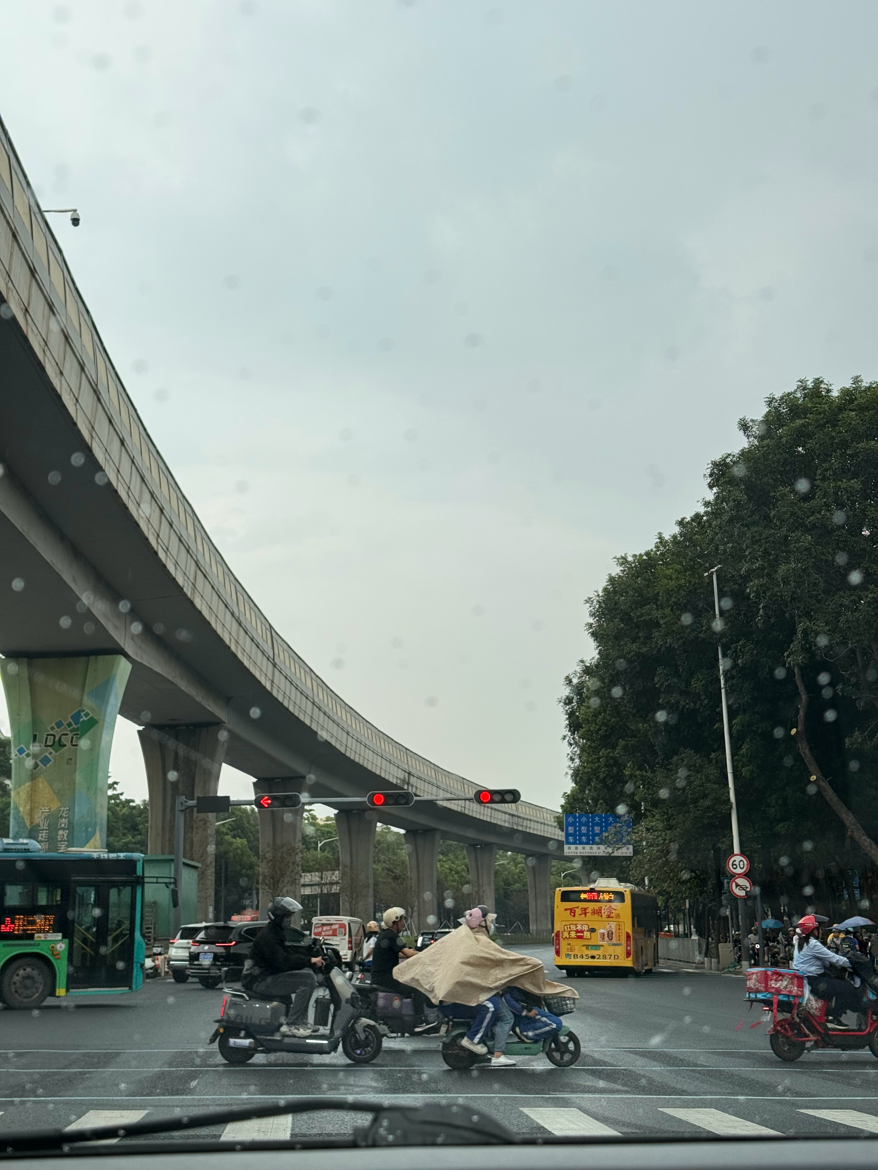 深圳久违的雨天，周五下早班避开堵车。