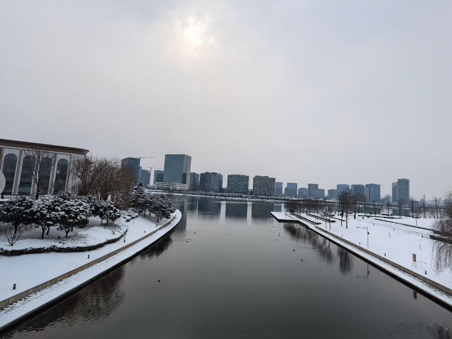 阳光信用人总是对陌生人客气，是因为期待低。总是对亲人苛刻，是因为索取已成习惯。 