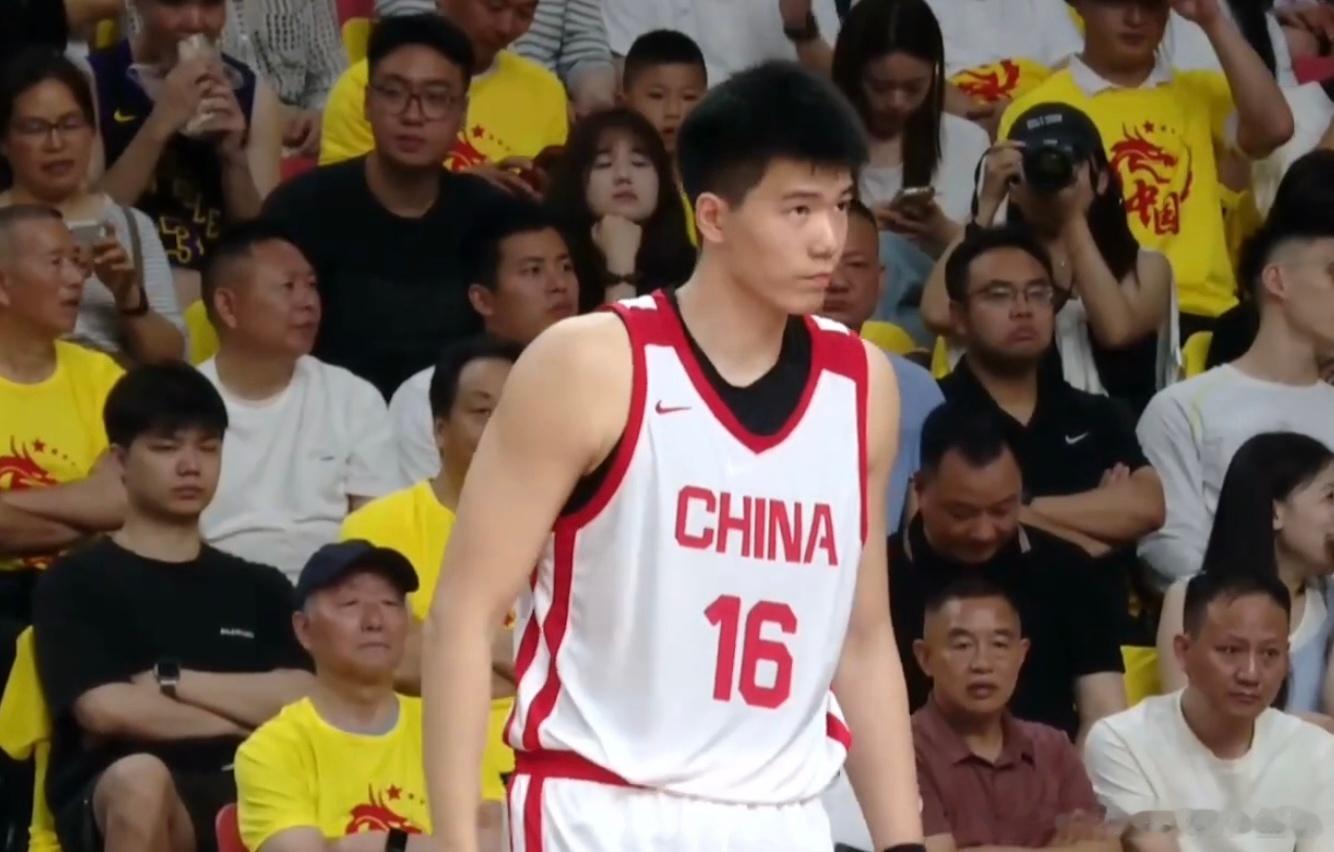 首节比赛结束，中国男篮19比27落后FMP拉德尼基8分。全队进攻依托内线与组织球