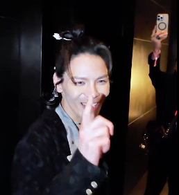 向佐 我也是郭碧婷粉丝 向佐还是很高情商在线的，毕竟在这种场合之下肯定要保持一个