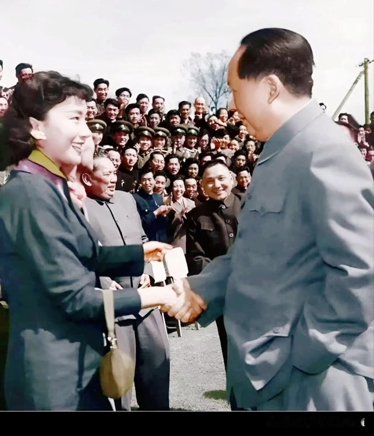 人民群众所拥护的，
爱戴的，
就是伟人！
缅怀革命领袖 东方红伟人 缅怀先辈领导