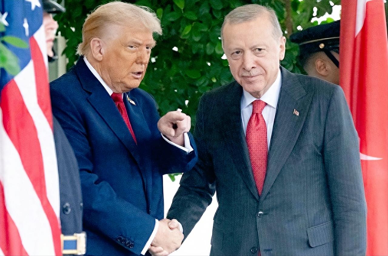 土耳其还是怂了！最近土耳其总统埃尔多安对着美国喊话，让土耳其重新加入F-35隐形