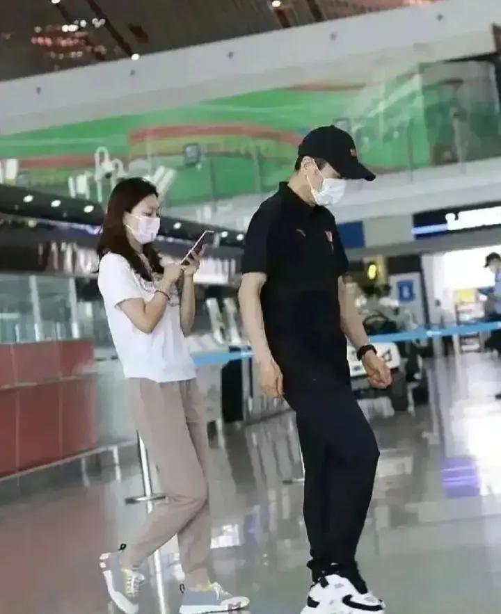 张艺谋导演这体态像年轻小伙子，身材保持的太好了，根本不像70岁的人。

张艺谋导