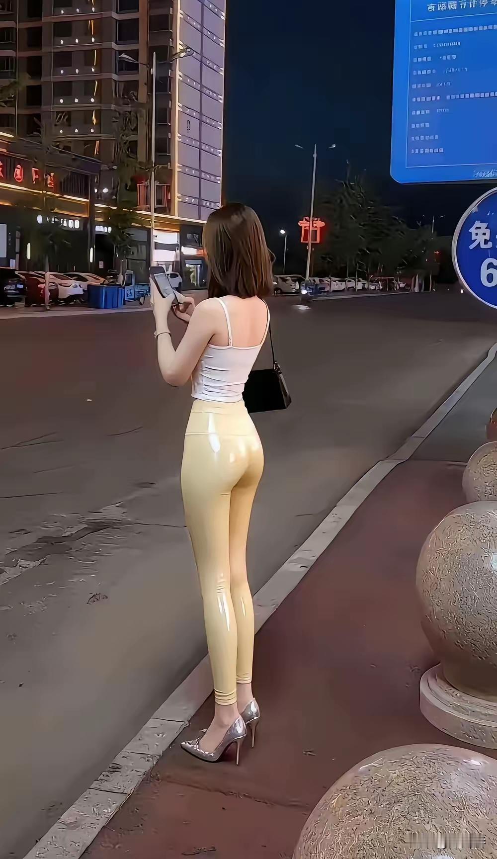 穿高跟鞋好处还真不少。首先能提升气质，让女性身材更修长，站姿、走姿都更优雅。就像