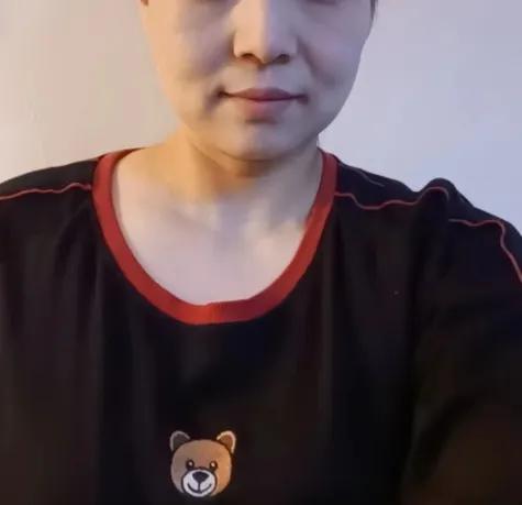 大伯家的保姆王姨今年55岁了，前天打扫卫生的时候，突然，在厨房柜子旁边发现3个空