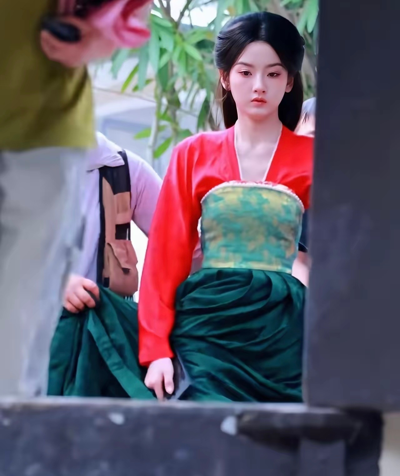 宋祖儿这束胸看着勒的有点瘆得慌！和头都快一样宽了 