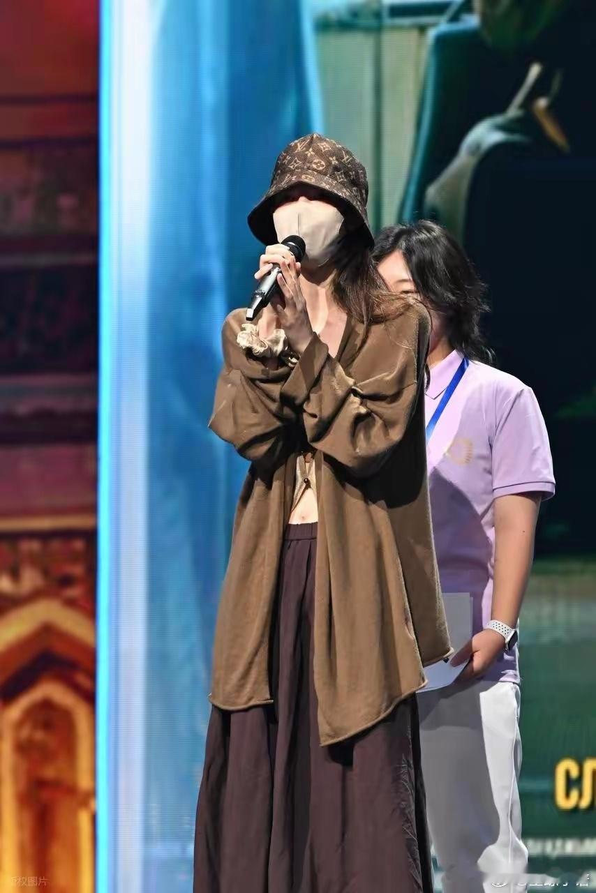 钟楚曦亮相开幕式彩排，头戴LV渔夫帽时尚辫造 ​​​