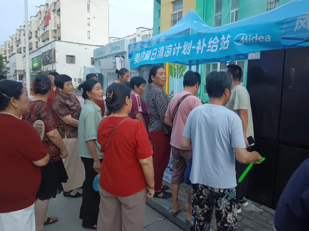 小恩小惠诱导路人摆拍营造热销假象谁来管！
8月5日晚7时，商城县和谐小区幼儿园旁