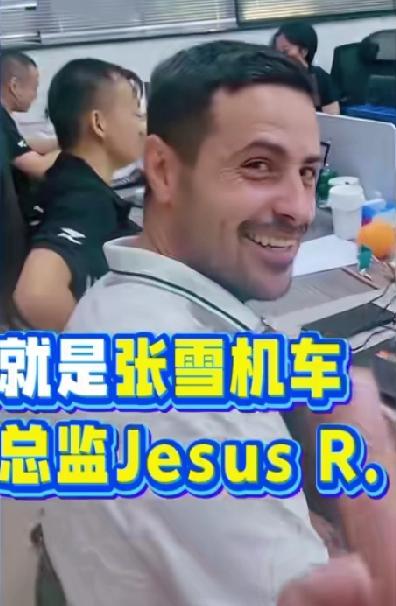 这位是用矿泉水瓶子，给张雪装冠军香槟的赛事总监，两个一个说英语，一个说普通话鸡同