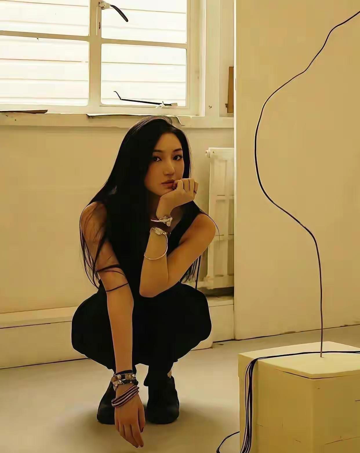 这么简陋的环境，竟然因为李嫣而变得高端大气。如果没有李嫣，这就只是一间富有五十年