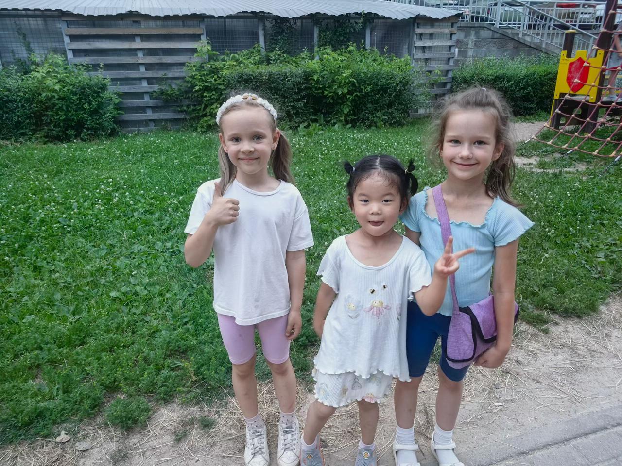 我们这宝贝，到白俄罗斯才一天多时间，已经和那里的小朋友很火热，一点儿都不怯生。之