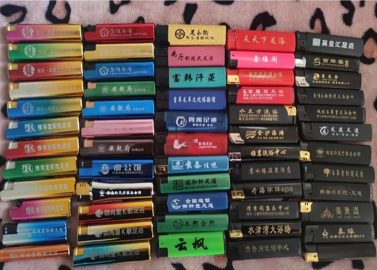 偶然发现，朋友的打火机，很有故事。
不知道他女朋友看了会不会揍他一顿。