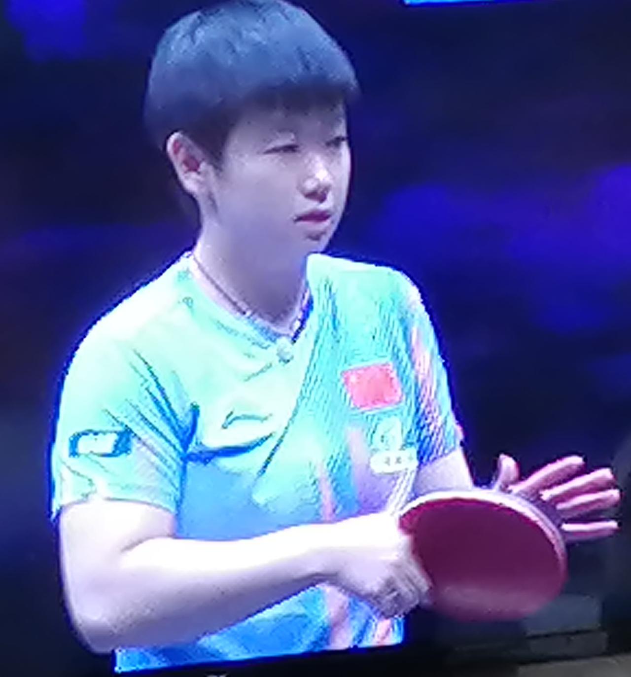 孙颖莎重庆冠军赛输给蒯曼的两个原因：

首先是接发球喜欢搓球。接发球搓球很被动。