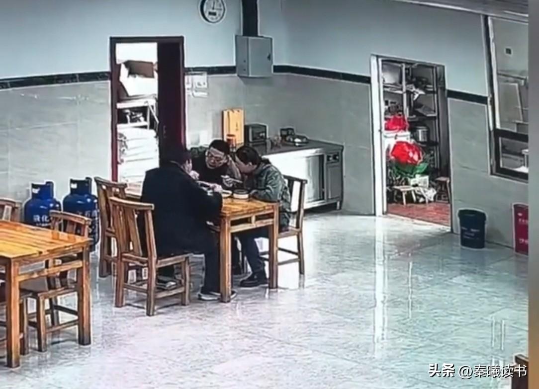 浙江一饭店，3人正吃饭，突然一声巨响，天花板塌下来一块，一名只穿黑色内裤、肩搭毛