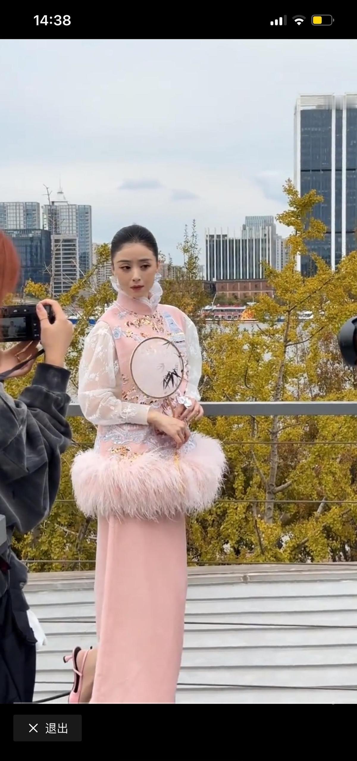 蒋欣酒后哭了，不是因为胖，是熬得太久。
以前靠饿，现在靠练。
瑜伽加力量，睡够七