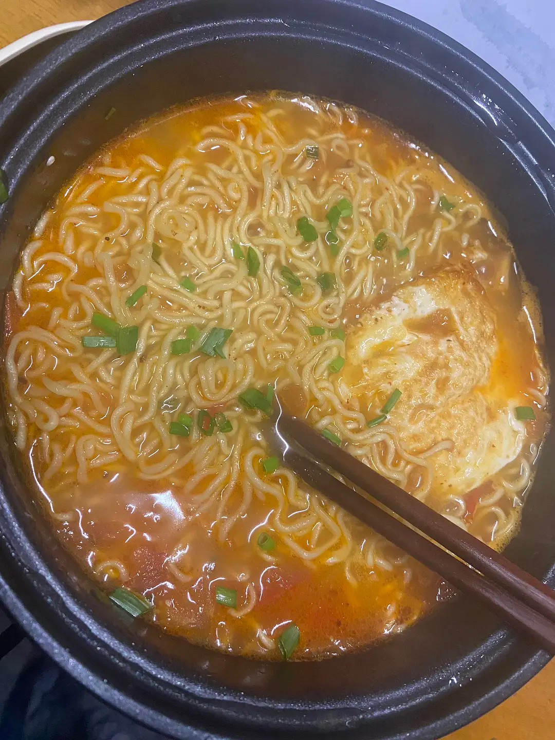 朋友突然哭泣，我只在意我的泡面刚刚我晚上煮了一锅面，正准备吃，我学妹过来和我倾诉
