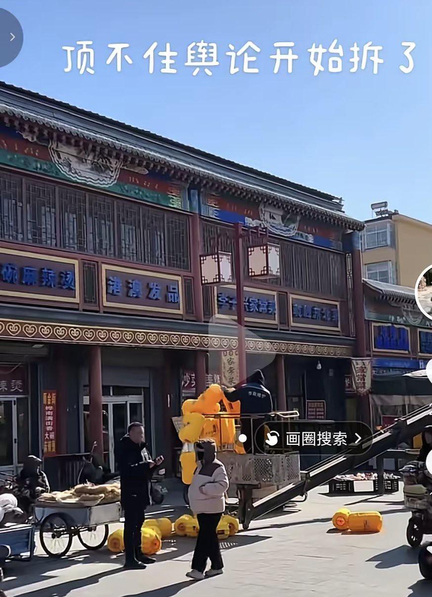 不看不知道，这黄灯笼真不是一个地方在挂啊，很多地方都已经挂了，真的是让人无语加震