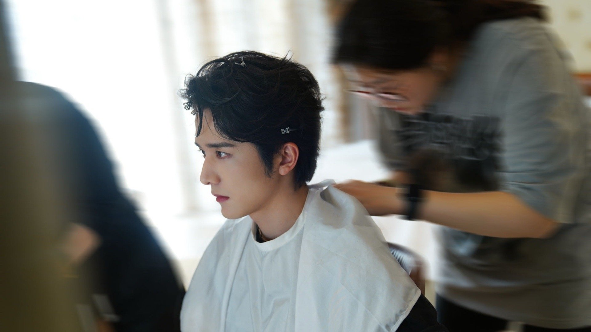 张新成飞驰人生3路演实时健身 张新成在三亚路演现场用几秒钟证明了一件事：他不光脸