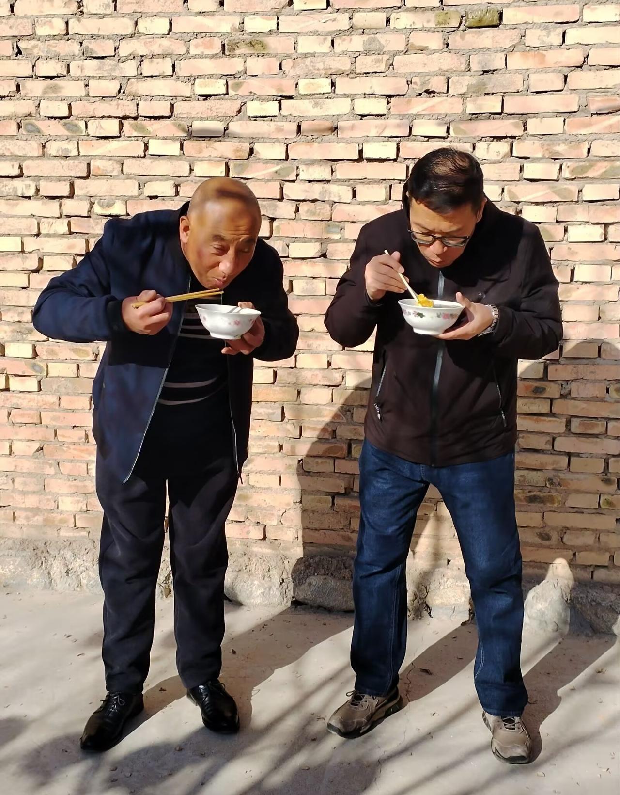 分享生活碎碎念河南人有个习惯，习惯端着碗到村中人最多的地方边吃边聊。