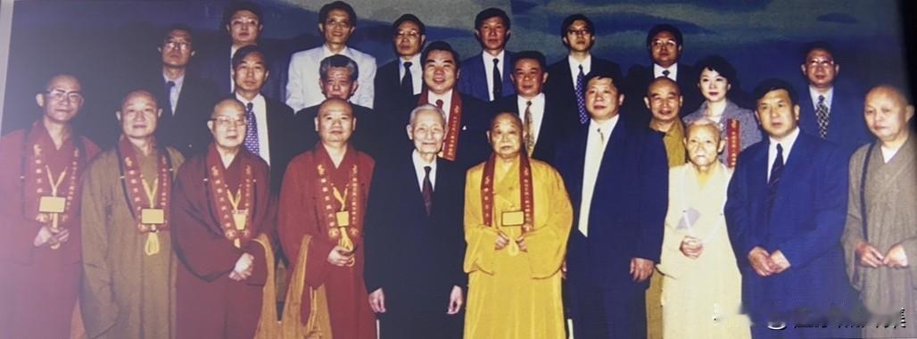 1989年9月26日，赵朴初（前排左五）在人民大会堂会见台湾玄奘三藏法师舍利奉迎