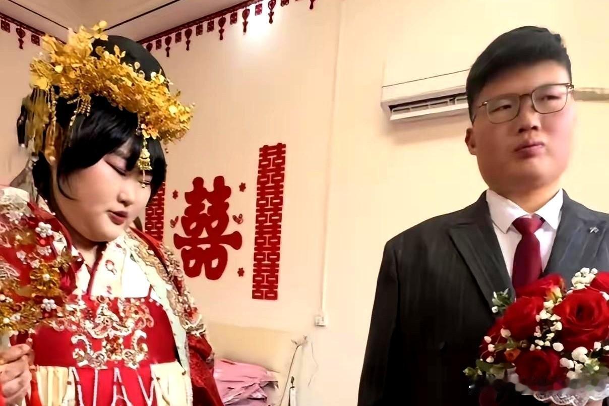 1组现实反差！大衣哥女婿街头送外卖，豪门美梦彻底碎了
 
镜头下夫妻俩奔波送餐，