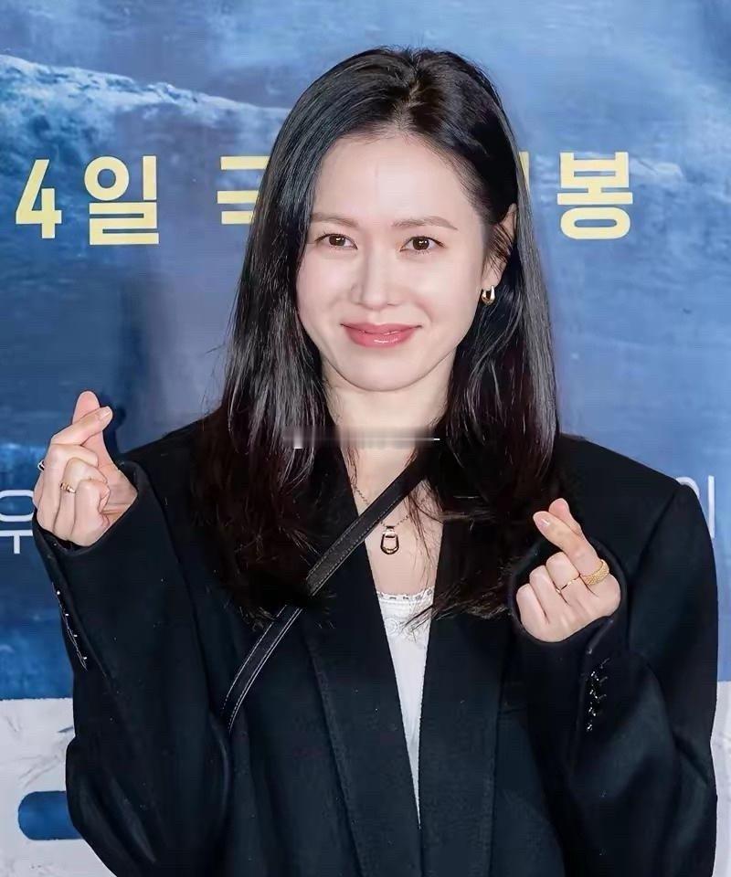 孙艺珍没有以前仙气了，其参加电影《哈尔滨》VIP试映会，笑容也不再甜美了，满脸都