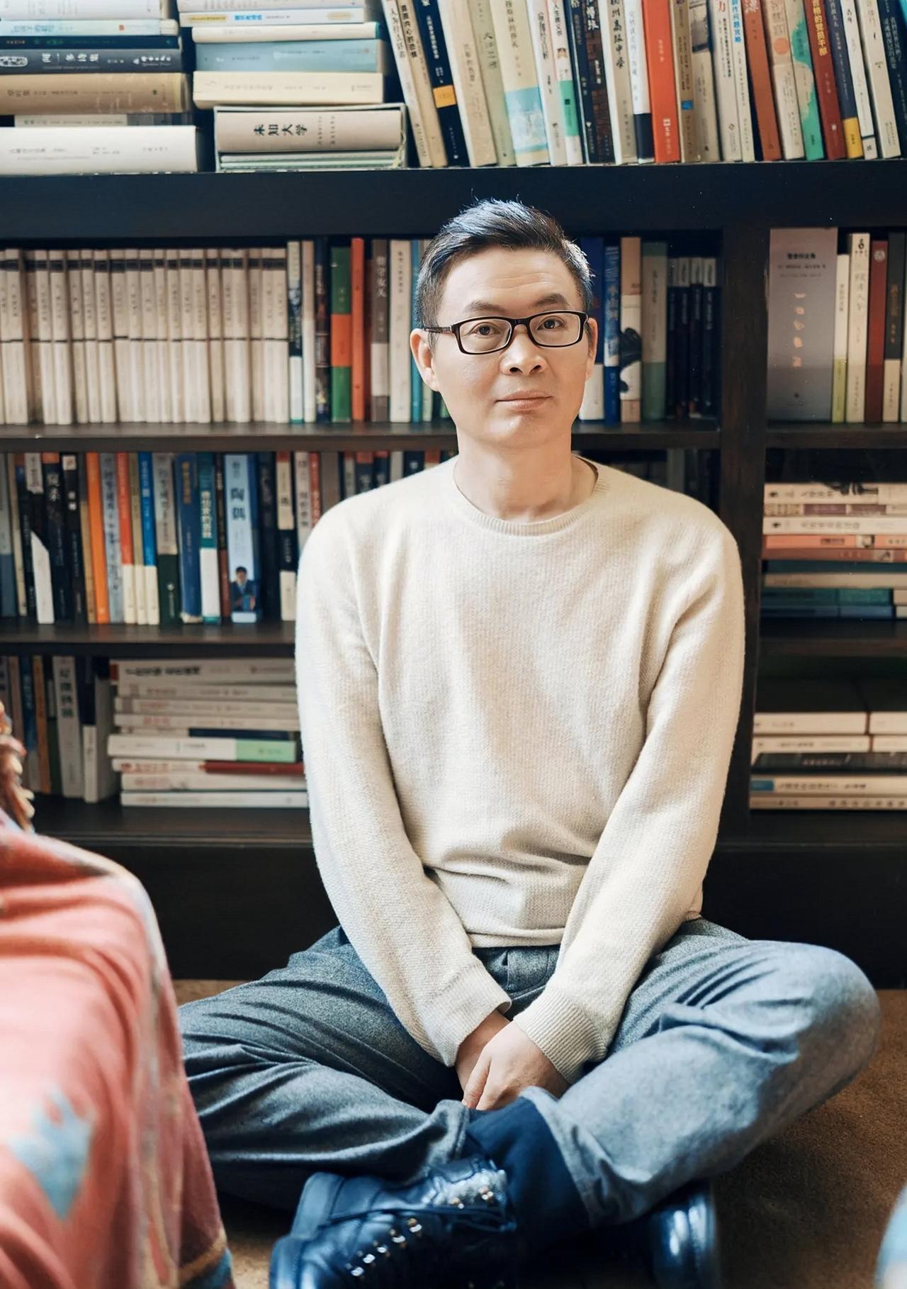 作家麦家说：“人在经历一些事情之后，就悄悄地换了一种性格，逐渐变得冷漠，内心异常