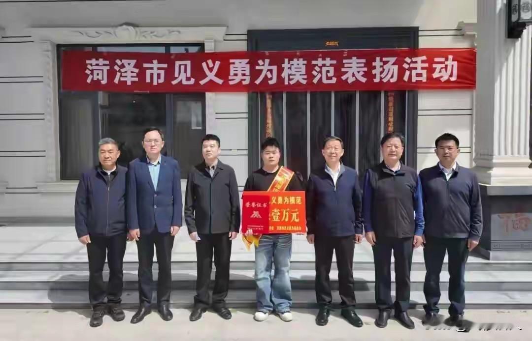 “妈，我在隧道救了个人，我可能出不去了”，25岁小伙的生死遗言，看哭千万人
“妈