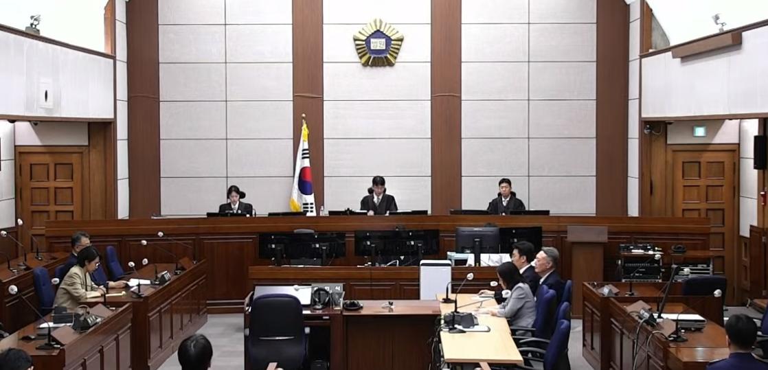 7月27日，首尔中央地方法院的判决锤落下时，尹锡悦不在法庭。
他的律师团在庭外说