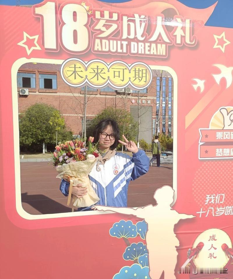父亲背女儿跨过成人门，这一背，藏尽世间最深沉的父爱
 
山东德州，一场十八岁成人