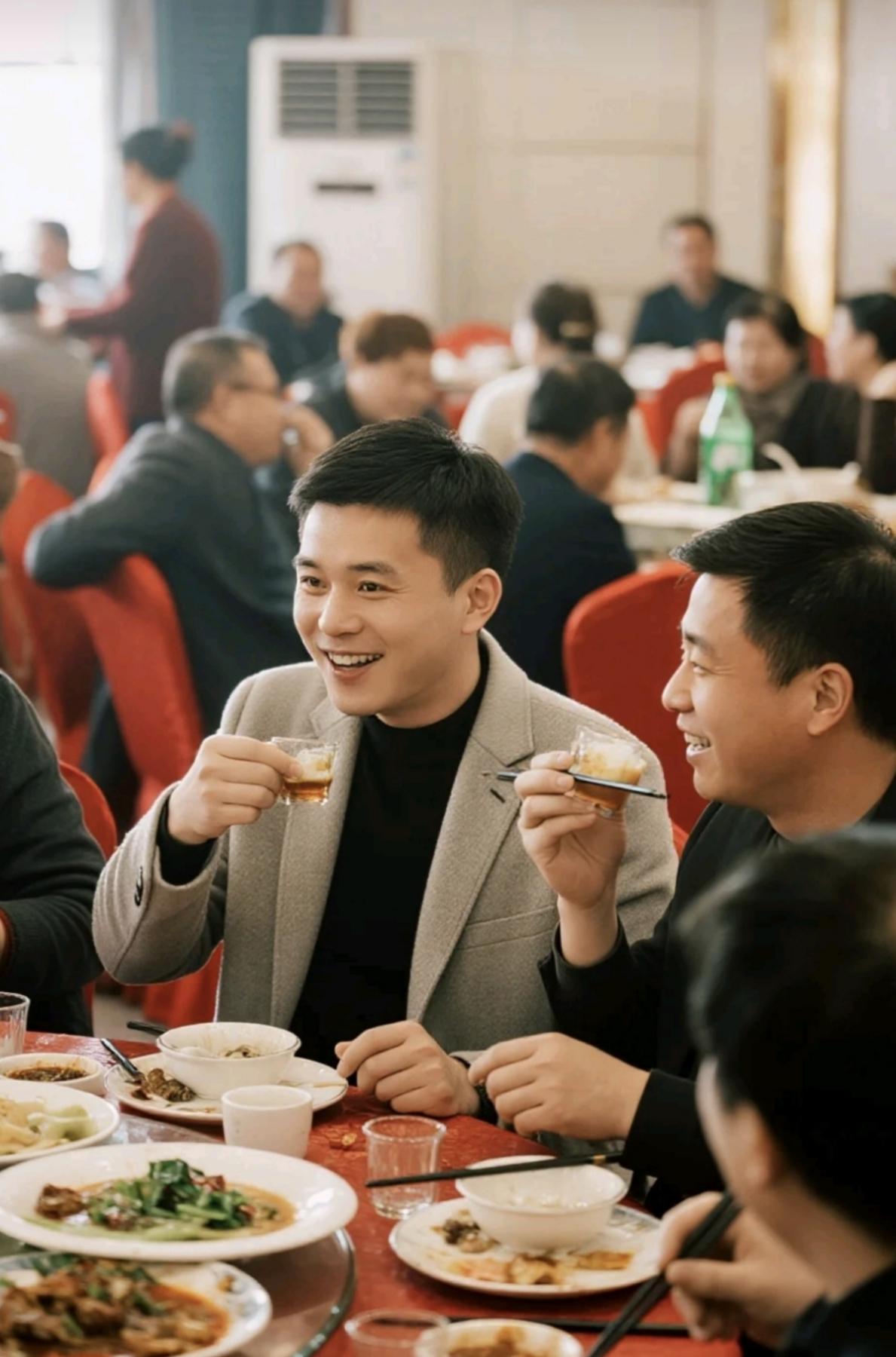 前段时间，
长沙一场同学聚会在网上吵得议论纷纷，结果聚会结束没多久，
这对夫妻就