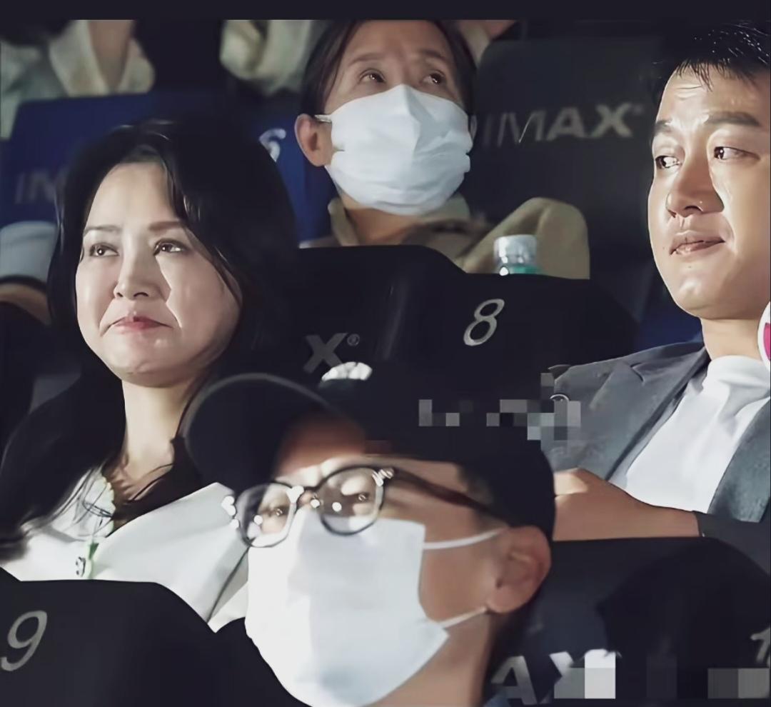 佟大为老婆脸肿的厉害，难道是医美了？