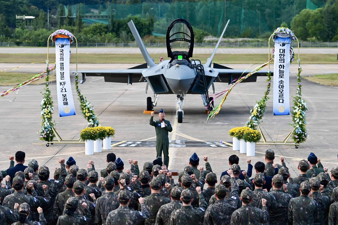 韩国首架量产型KF-21战机交付，现场布置颇具特色

当地时间9月22日，韩国航