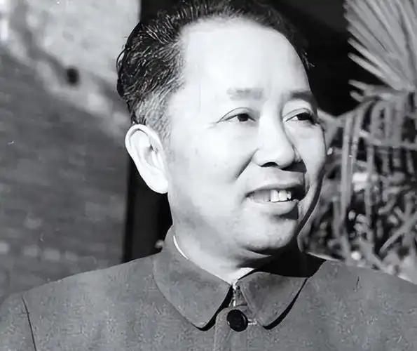 1949年春天，毛主席等人离开西柏坡，前往北平。在涿县时，他遇见了驻扎在此处的第