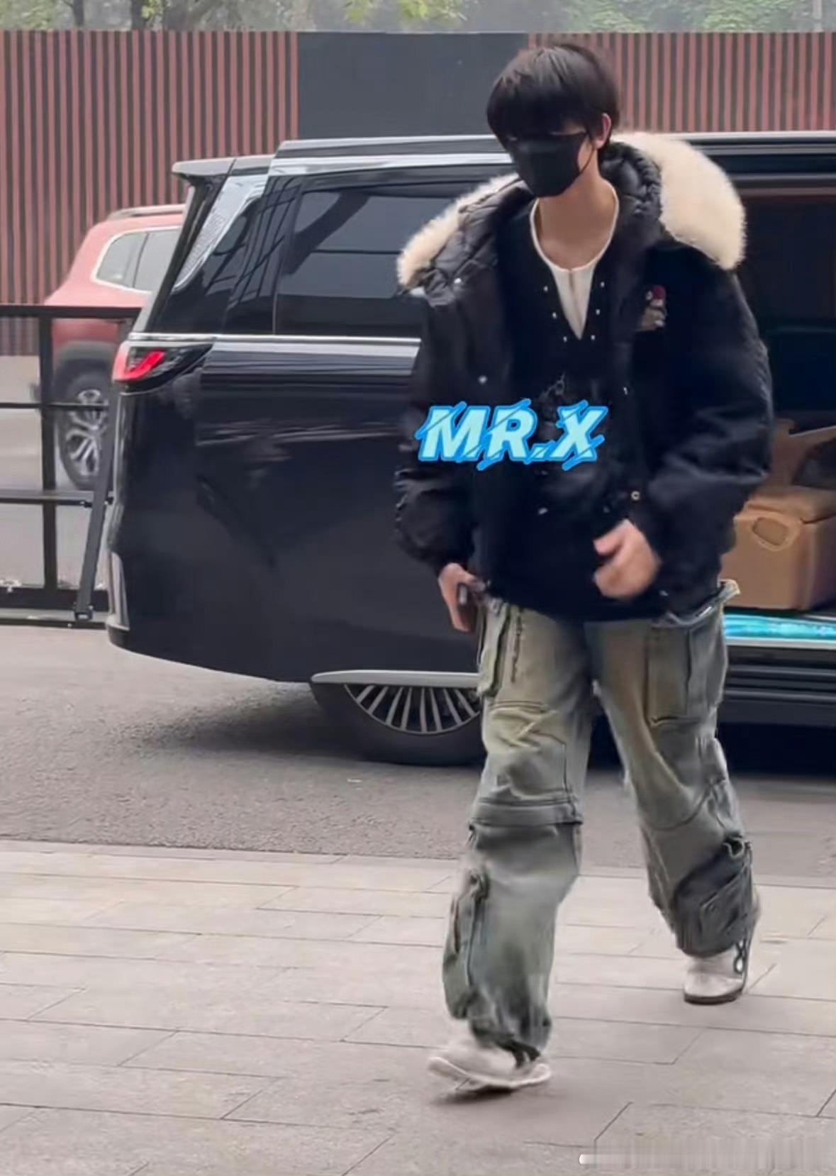 张桂源穿错鞋了张桂源你的鞋怎么回事啊！！哈哈哈 