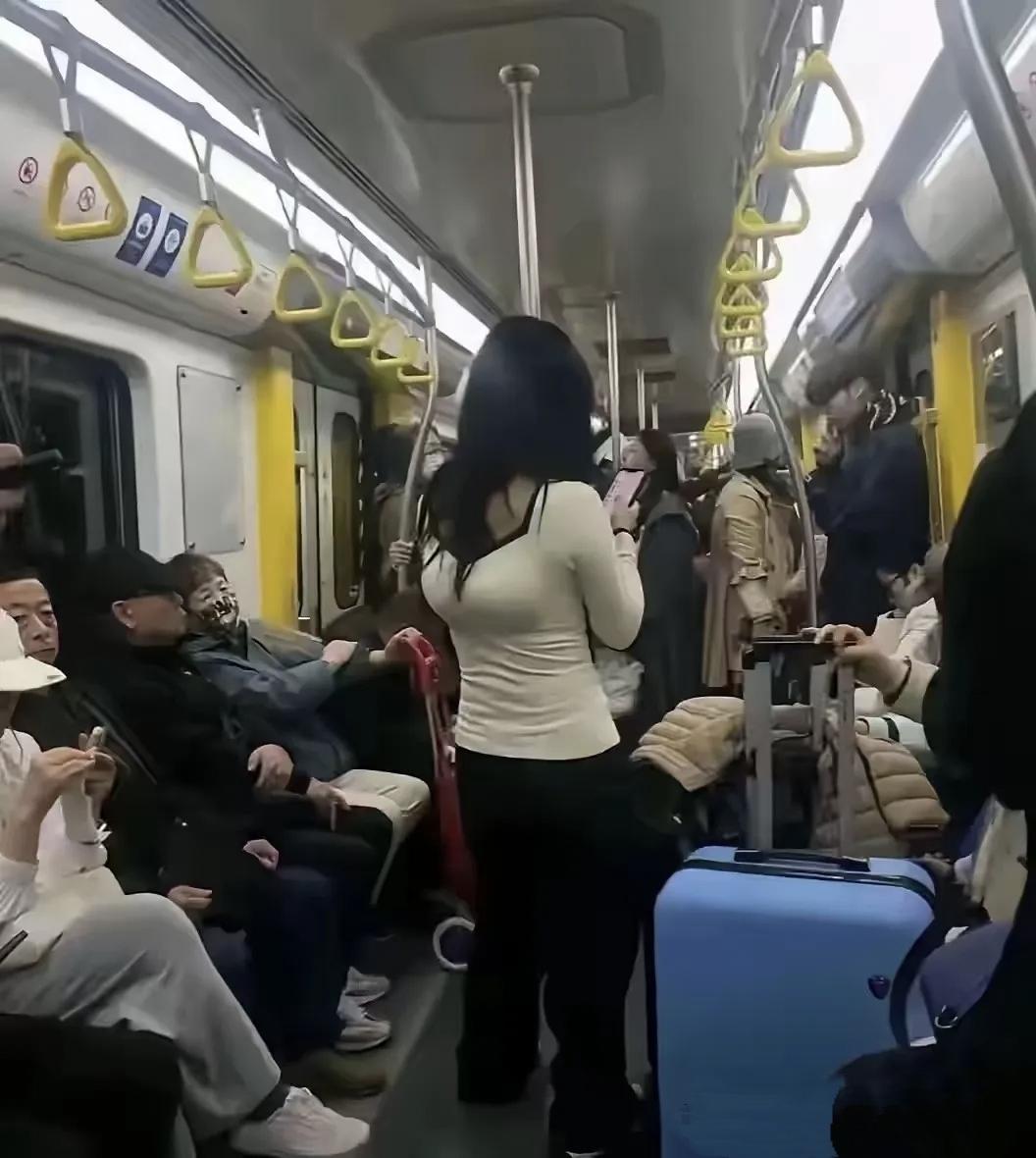 今天刷到这样一张图，开始没看明白，后来看明白却又糊涂了。

什么原因让她如此穿着