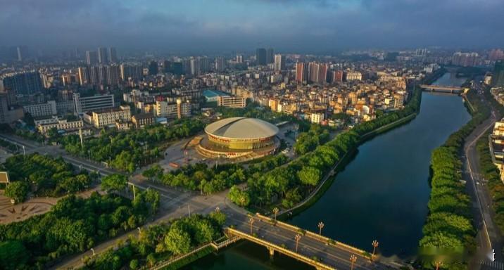 北流市虽然是广西县级第一强市县，总体来说北流市不是玉林最发达的地方，玉州区是玉林
