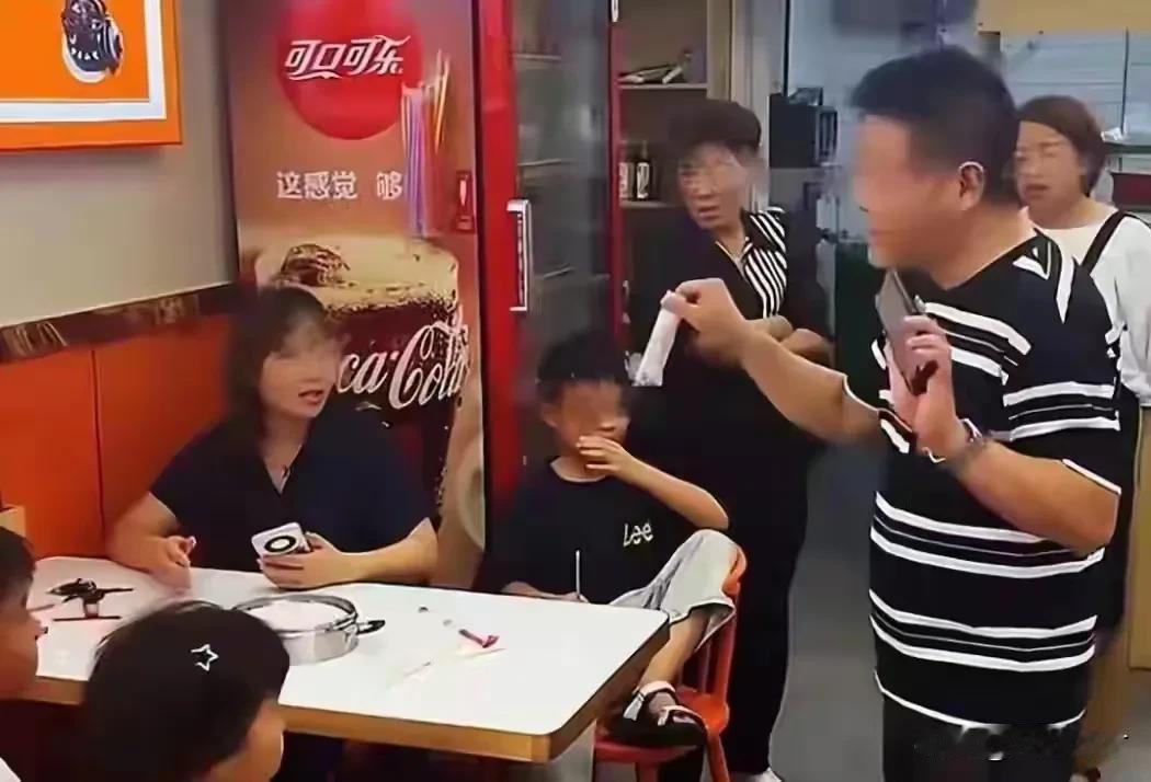 一个人吃面无限续
七个人吃面是违规
哪怕你点了一千块的菜也是不允许的！
这家饭店