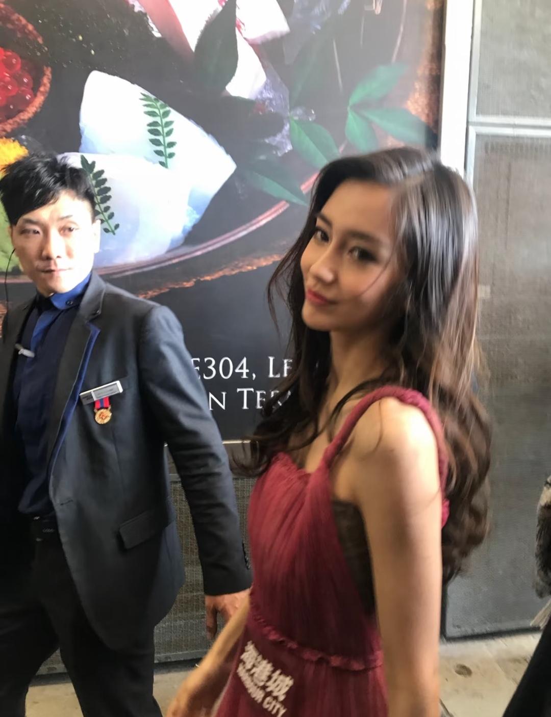 杨颖的路人抓拍有多惊艳？镜头里的她，直接把身旁男子看得挪不开眼，满脸错愕失神。